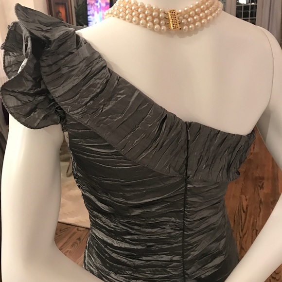 New small gray evening gown. - Picture 4 of 6